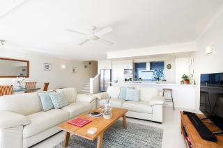 Courtyard Charm, Ocean Views, Little Cove - 3