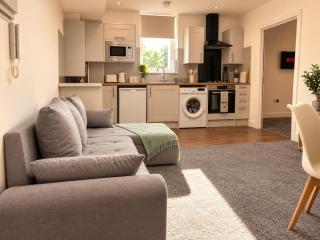 The Ashford, Stylish 2BR with Parking, 5 Guests, Near NEC and Birmingham Airport - 4