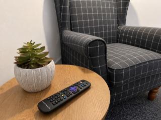 The Ashford, Stylish 2BR with Parking, 5 Guests, Near NEC and Birmingham Airport - 2