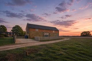Sophie's Barn - Hot Tub Packages Available - 0