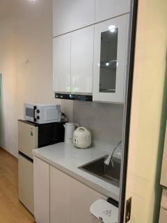 Abnstay Hoan Kiem, largest-sized bed and sofa, two bikes free - 1