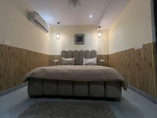 Romantic 1BHK Flat , Balcony View & Self CheckIn - 5
