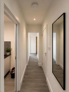 3 Bedroom House Sleeps 6 -Garden -Private Parking - 2