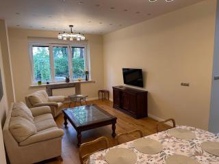 Modern Central Spacious Apartment - 9