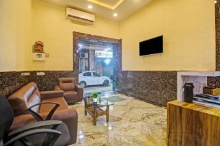 Super Townhouse Centre Point Inn Near Esplanade Metro Station - 1