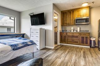 Golf, Fish & Explore: Updated Unit in Oakland City - 1