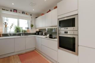 Modern 4-Bed Townhouse + Parking | St Werburgh's - 9