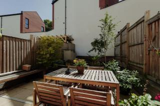 Modern 4-Bed Townhouse + Parking | St Werburgh's - 8