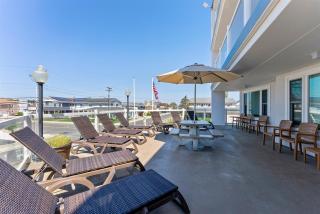 Beachfront Condo with a Heated Pool, BBQ Grills - 5
