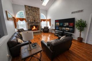 Luxury 5BR Retreat - Hot Tub - Game Room - 2 Fire Pits - 6