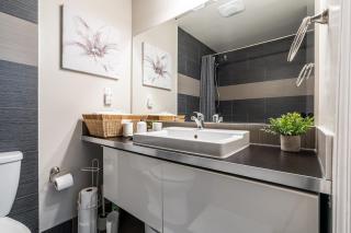 SPACIOUS OASIS-2 BEDROOM SUITE W PRIVATE ENTRANCE - 8