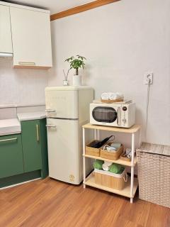 Max 6, 3 Queen Beds, Luggage Keep, Near Hongdae - 9