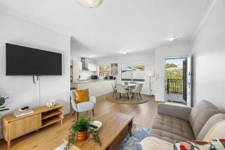 Stylish Urban Stay near Beaufort St, CBD, Airport - 5