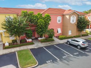 Family Getaway Townhome at Lake Berkley 15min to Disney - 0