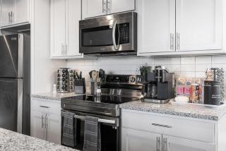 Luxury Urban 1BR King Bed-Parking - Heart of Historic Germantown - Temple & LaSalle -105- Stay Long Term! - 1