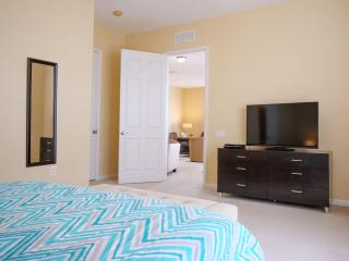 3Br 2Bath Condo Balcony 5min Conv Center 2087ft - 1