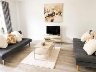 Cosy 2 BDR near Glasgow - Sleeps 6 - Free Parking - 0