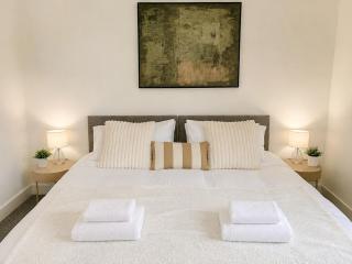 Cosy 2 BDR near Glasgow - Sleeps 6 - Free Parking - 6