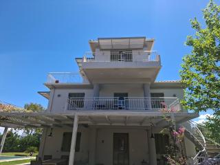 Amazing Seafront Villa AgGiannis - 2