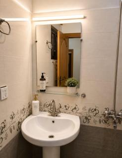 Premium 2 bed Apartment in Islamabad self check-in Free parking - 1