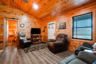 Secluded Hocking Hills Villa with Pond and Hot Tub - 6