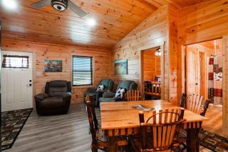 Secluded Hocking Hills Villa with Pond and Hot Tub - 3
