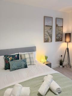 The COMFY CORNER, less than a mile from town centre and a mile away from AIRPOT - 1