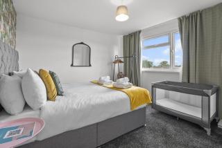 Cosy 3BR Flat With Free Parking Near Marina - 9