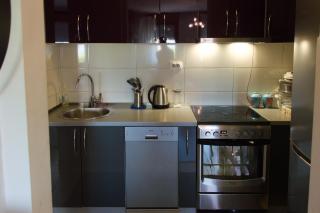 Modern 1-bedroom condo with free parking & fast WiFi - 1