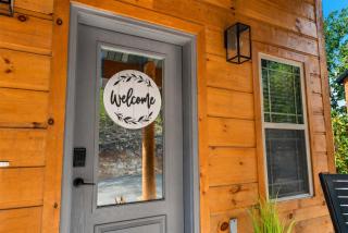 Creekside Cabin Cozy Stay - 1