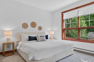 3BR Chalet, Private Sauna, Walk to Ski Village - 8