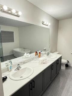 4-Bdrm Comfort with Fireplace mins from Downtown - 2
