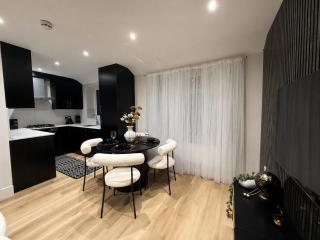 Brand new Luxury 4 Bed 4 bath Surbiton Flat London 20 min - 8