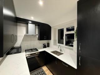 Brand new Luxury 4 Bed 4 bath Surbiton Flat London 20 min - 5
