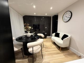 Brand new Luxury 4 Bed 4 bath Surbiton Flat London 20 min - 0