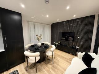 Brand new Luxury 4 Bed 4 bath Surbiton Flat London 20 min - 7