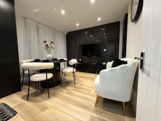 Brand new Luxury 4 Bed 4 bath Surbiton Flat London 20 min - 9