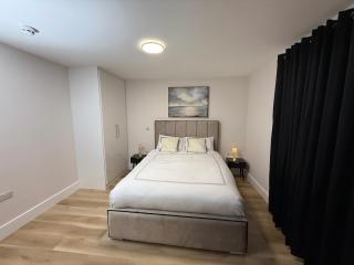 Brand new Luxury 4 Bed 4 bath Surbiton Flat London 20 min - 3