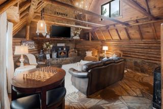 4 Cabin Retreat for up to 8 Guests in Rural setting but close to town - 8