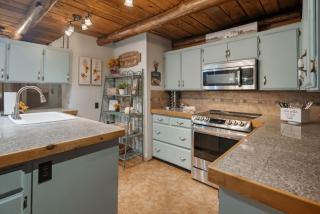 4 Cabin Retreat for up to 8 Guests in Rural setting but close to town - 4