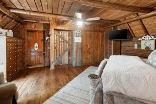4 Cabin Retreat for up to 8 Guests in Rural setting but close to town - 1