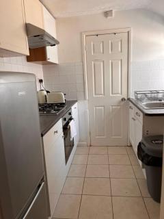 Visit Luton With This 2 BR Rental - Sleeps 6 - 3