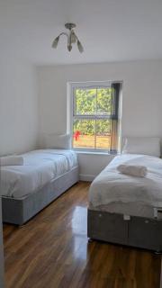 House Sleeps 5 - Free Parking and Garden - 9