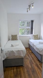House Sleeps 5 - Free Parking and Garden - 5