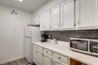 < Half-Mi to Fort Clinch Beach! Condo w/ Balcony - Fernandina Beach - 5
