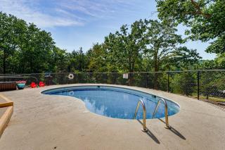 Cozy Table Rock Lake 'Boathouse' w/ Pool Access - 9
