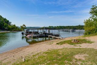 Cozy Table Rock Lake 'Boathouse' w/ Pool Access - 8
