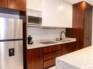 Stylish Apartment w/ Rooftop Pool, 5 Min to Beach - 8