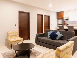 Stylish Apartment w/ Rooftop Pool, 5 Min to Beach - 3