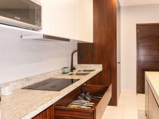 Stylish Apartment w/ Rooftop Pool, 5 Min to Beach - 1